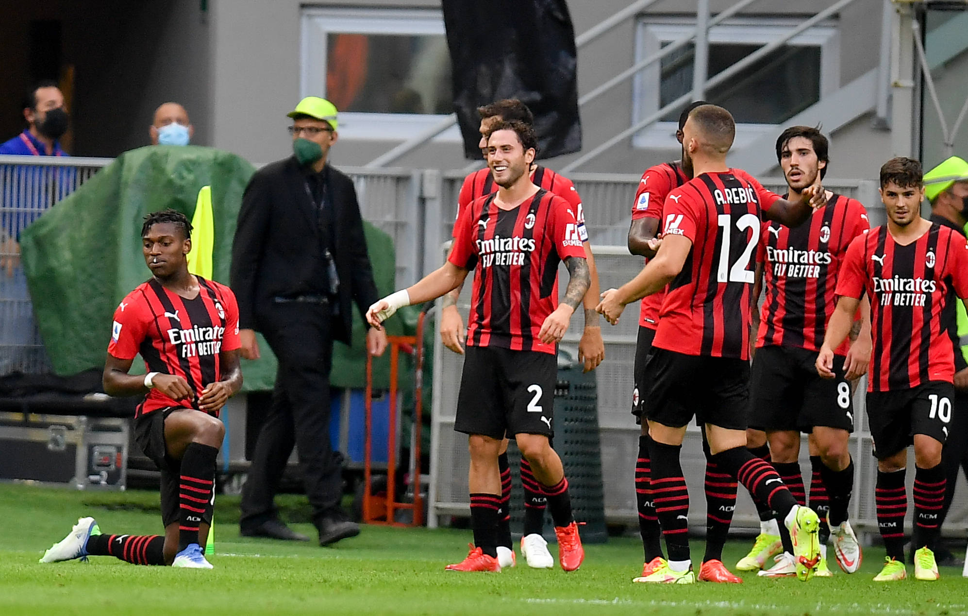 周深刘宇宁开启区间测步模式，最萌身高差引热议（周深与刘宇宁上演“区间测步”，反差萌身高差引发热议）