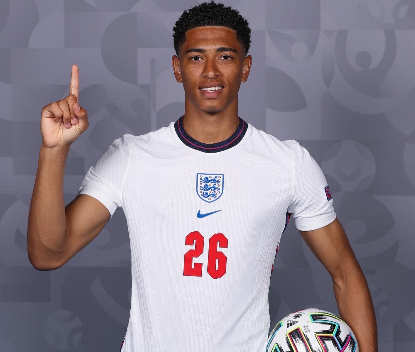 大罗与阿尔卡拉斯切磋网球，还赠送其签名巴西球衣（大罗与阿尔卡拉斯网球过招，并赠签名巴西球衣）