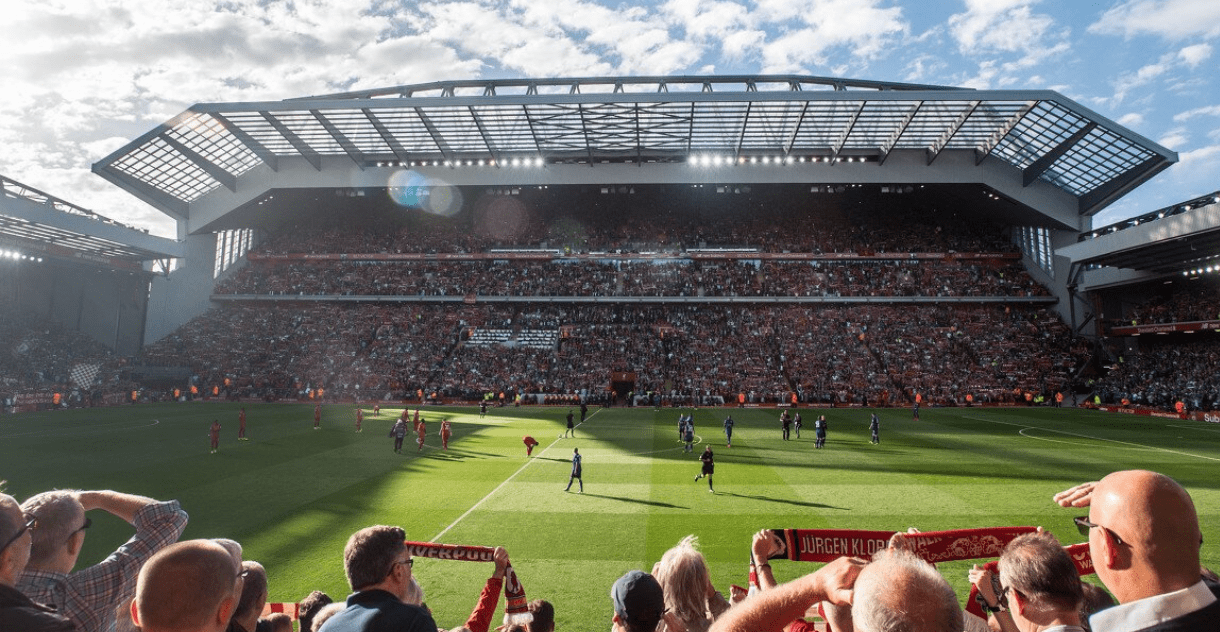 阿斯顿维拉在埃梅里带领下强势冲击英超争冠，与阿森纳激烈争夺榜首。（埃梅里率维拉强势冲冠，与阿森纳鏖战英超榜首）