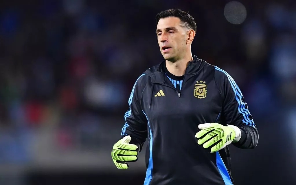 曼联对阵西汉姆联：阿莫林的换人争议与球队表现分析（曼联对西汉姆：阿莫林换人风波及球队表现解读）