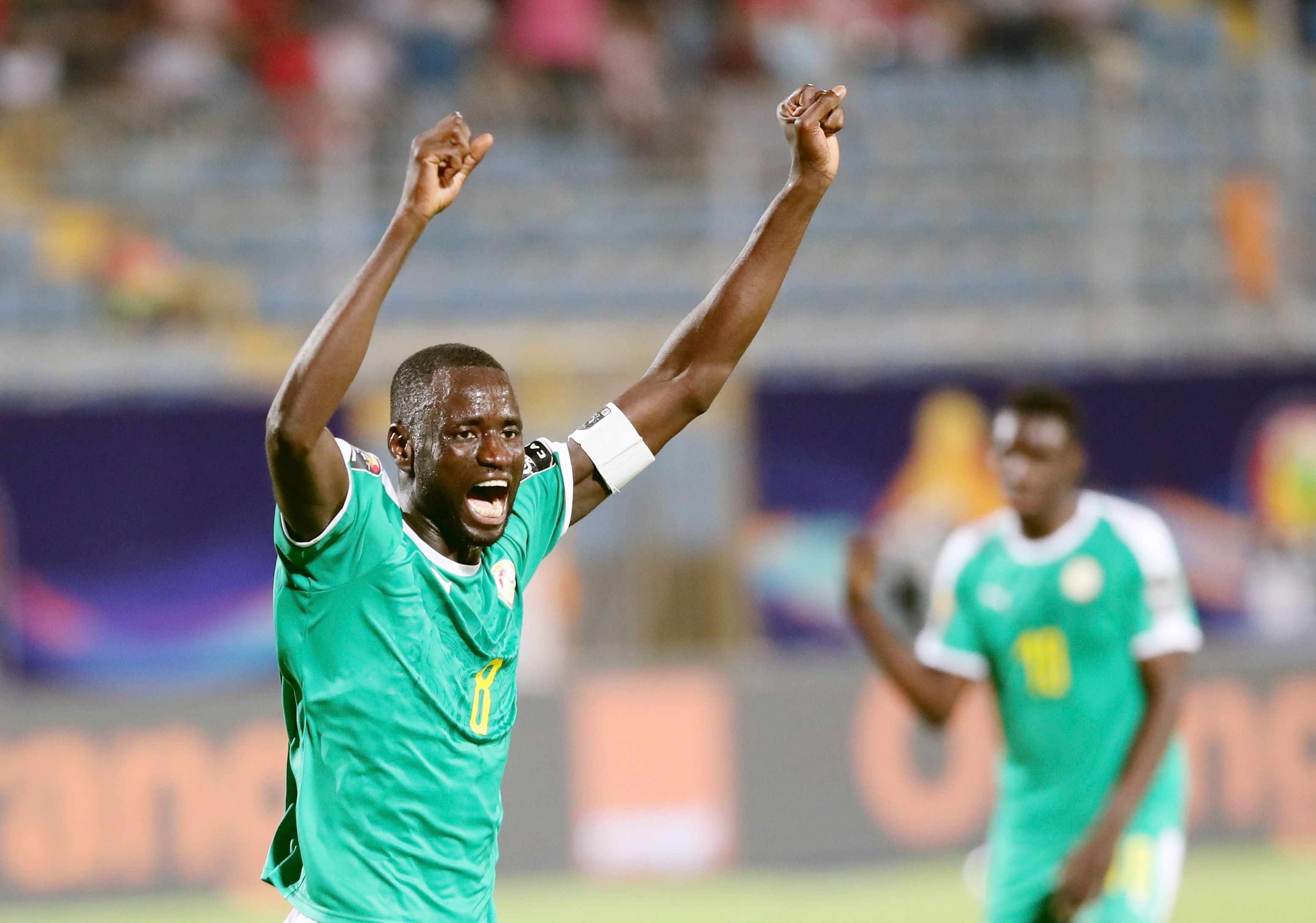 半场：拜仁2-2弗赖堡，卡尔、奥利塞分别传射，铃木唯人进球（半场战报：拜仁2-2弗赖堡，卡尔与奥利塞各传一射，铃木唯人破门）