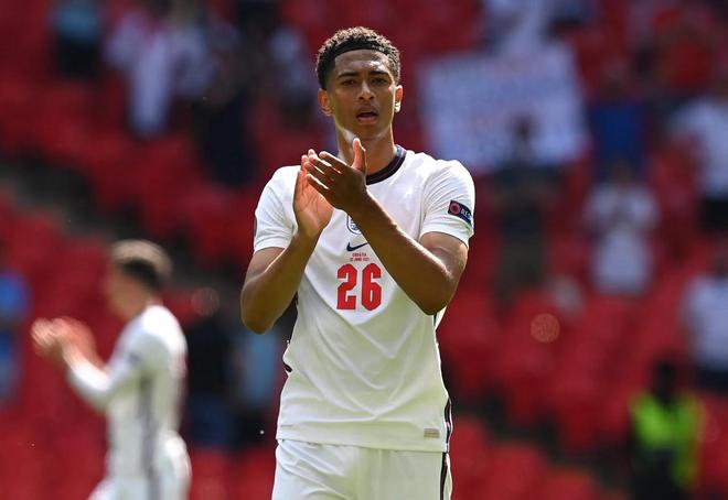 网友在梅西夜访诺坎普时偶遇他，梅西还向镜头打了招呼