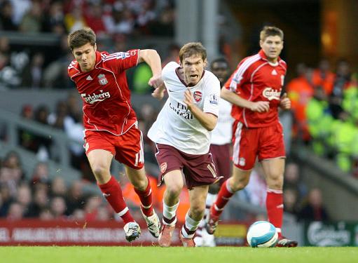 伊涅斯塔：中场球员当教练更能掌控全局，小法现在做得非常好（伊涅斯塔：中场出身更会统筹全局，小法执教表现出色）