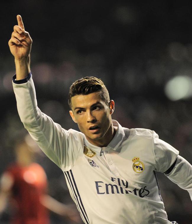 每体：西班牙人举办第三届“鹦鹉不离弃”活动，支持动物领养（每体：西班牙人举行第三届“鹦鹉不抛弃”公益活动，倡导动物领养）