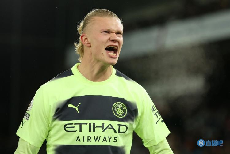 前锋冷静破门，展现成熟心态（前锋沉着建功，尽显成熟心态）