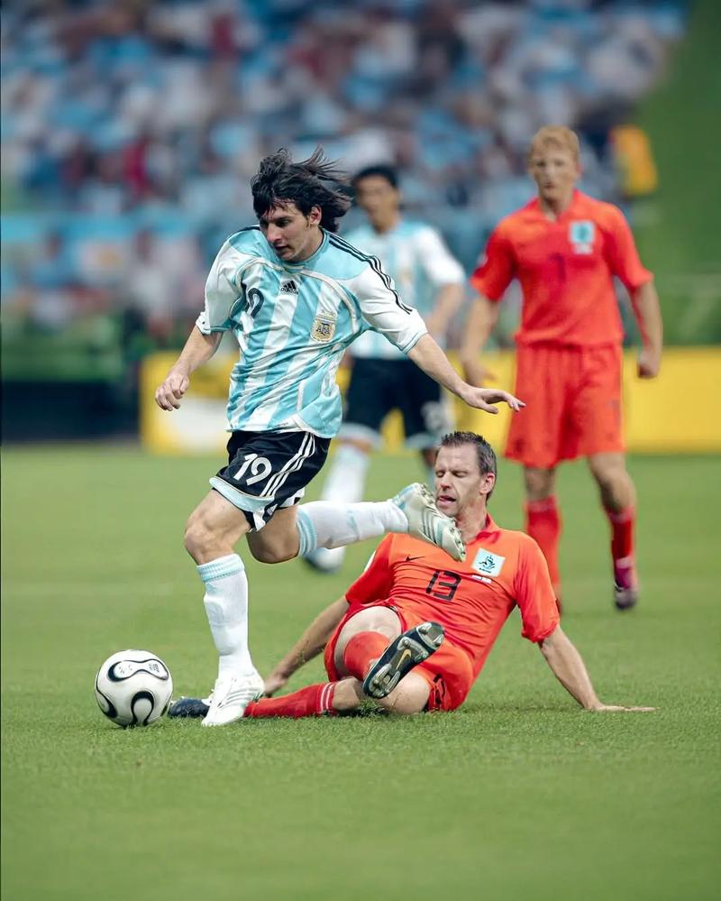 NBA：勇士主场狂胜灰熊 库里轰下45分（NBA：库里45分发飙，勇士主场大胜灰熊）