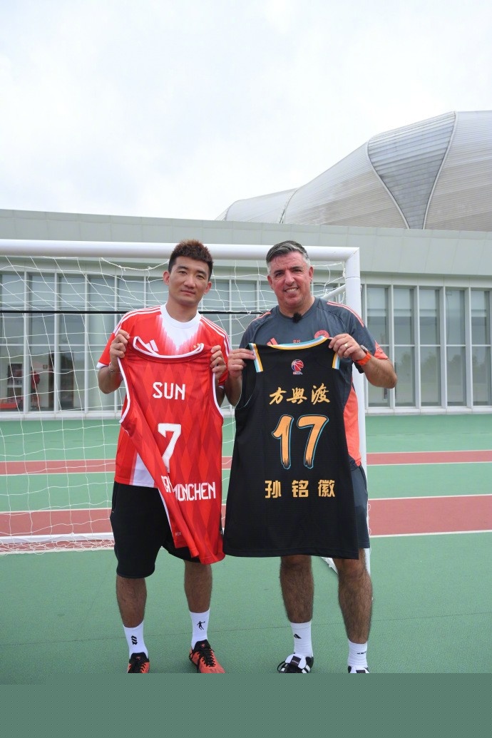 欧文突破防守送出关键助攻（欧文穿透防线妙传制胜）